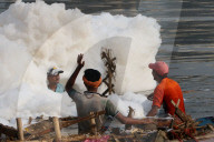 NEWS - Indien: Fluss Jamuna leidet nach Durga-Puja-Festival massiv