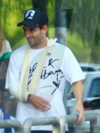 PEOPLE - Lionel Messi mit Arm in der Schlinge holt die Kinder ab