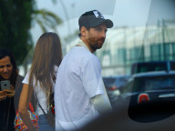 PEOPLE - Lionel Messi mit Arm in der Schlinge holt die Kinder ab