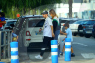 PEOPLE - Lionel Messi mit Arm in der Schlinge holt die Kinder ab