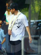PEOPLE - Lionel Messi mit Arm in der Schlinge holt die Kinder ab