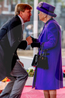 PEOPLE - Ein Knicks und ein Kuss für die Queen
