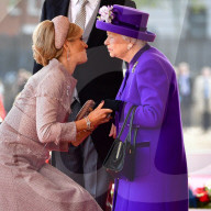 PEOPLE - Ein Knicks und ein Kuss für die Queen