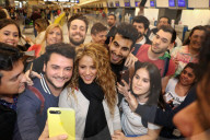 PEOPLE - Shakira posiert mit Fans bei der Ankunft in Buenos Aires