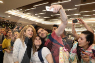 PEOPLE - Shakira posiert mit Fans bei der Ankunft in Buenos Aires