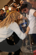 PEOPLE - Shakira posiert mit Fans bei der Ankunft in Buenos Aires