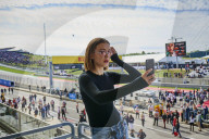 PEOPLE - Formel1: Millie Bobby Brown zu Besuch bei Lewis Hamilton auf der Rennstrecke in Austin