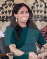 PEOPLE - Royal Tour: Meghan fühlt ihren Babybauch 