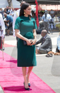 PEOPLE - Royal Tour: Meghan fühlt ihren Babybauch 