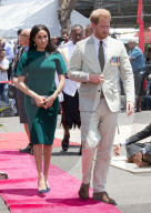 PEOPLE - Royal Tour: Meghan fühlt ihren Babybauch 