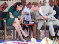 PEOPLE - Royal Tour: Meghan fühlt ihren Babybauch 