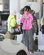 EXKLUSIV - Bella Thorne und Mod Sun 'undercover' am Flughafen von LA