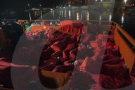 NEWS - Spanien: Gerettete Flüchtlinge im Hafen von Malaga