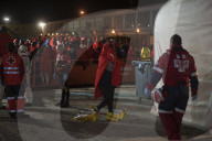 NEWS - Spanien: Gerettete Flüchtlinge im Hafen von Malaga