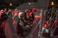 NEWS - Spanien: Gerettete Flüchtlinge im Hafen von Malaga