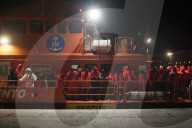 NEWS - Spanien: Gerettete Flüchtlinge im Hafen von Malaga