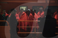 NEWS - Spanien: Gerettete Flüchtlinge im Hafen von Malaga