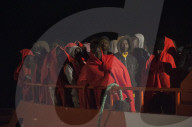 NEWS - Spanien: Gerettete Flüchtlinge im Hafen von Malaga
