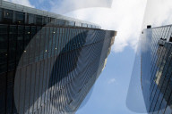 NEWS - Spiderman Alain Robert klettert auf den Heron Tower in London 