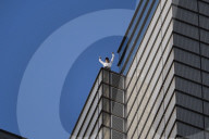 NEWS - Spiderman Alain Robert klettert auf den Heron Tower in London 