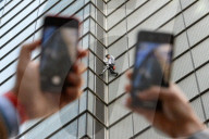 NEWS - Spiderman Alain Robert klettert auf den Heron Tower in London 