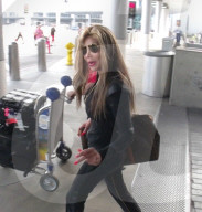 EXKLUSIV - La Toya Jackson 'dünn' am Flughafen von LA