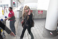 EXKLUSIV - La Toya Jackson 'dünn' am Flughafen von LA
