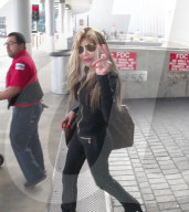 EXKLUSIV - La Toya Jackson 'dünn' am Flughafen von LA