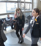 EXKLUSIV - La Toya Jackson 'dünn' am Flughafen von LA