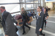 EXKLUSIV - La Toya Jackson 'dünn' am Flughafen von LA