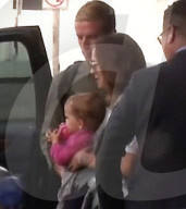 EXKLUSIV - Natalie Portman mit Baby Amalia am Flughafen von LA