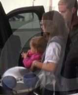 EXKLUSIV - Natalie Portman mit Baby Amalia am Flughafen von LA