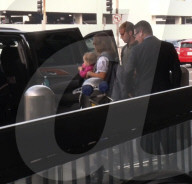 EXKLUSIV - Natalie Portman mit Baby Amalia am Flughafen von LA