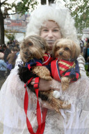 FEATURE - Halloween: Hunde Parade im Tompkins Square Park in NYC