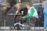 EXKLUSIV - Rod Stewart mit 'Knie-Rollator' und Beinschiene mit Penny Lancaster in Bel-Air 