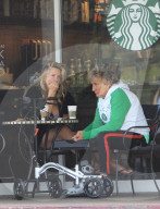 EXKLUSIV - Rod Stewart mit 'Knie-Rollator' und Beinschiene mit Penny Lancaster in Bel-Air 