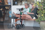 EXKLUSIV - Rod Stewart mit 'Knie-Rollator' und Beinschiene mit Penny Lancaster in Bel-Air 