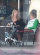 EXKLUSIV - Rod Stewart mit 'Knie-Rollator' und Beinschiene mit Penny Lancaster in Bel-Air 