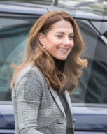 PEOPLE - Kate und William sportlich zu Besuch in Basildon