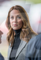 PEOPLE - Kate und William sportlich zu Besuch in Basildon