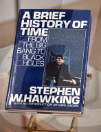 NEWS - Professor Stephen Hawking: Sein Rollstuhl und weiter persönliche Sachen kommen unter den Hammer bei Christie's