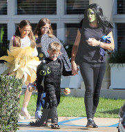 PEOPLE - Jennifer Garner holt als grüne Hexe geschminkt ihre Kinder von der Schule ab