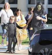 PEOPLE - Jennifer Garner holt als grüne Hexe geschminkt ihre Kinder von der Schule ab