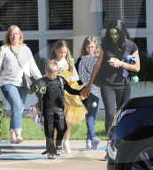 PEOPLE - Jennifer Garner holt als grüne Hexe geschminkt ihre Kinder von der Schule ab