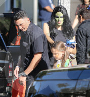 PEOPLE - Jennifer Garner holt als grüne Hexe geschminkt ihre Kinder von der Schule ab