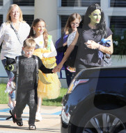 PEOPLE - Jennifer Garner holt als grüne Hexe geschminkt ihre Kinder von der Schule ab