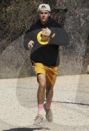 PEOPLE - Justin Bieber rennt mit seinem 'Drew‘ Lable in den Hollywood Hills