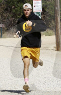 PEOPLE - Justin Bieber rennt mit seinem 'Drew‘ Lable in den Hollywood Hills