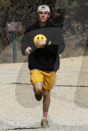 PEOPLE - Justin Bieber rennt mit seinem 'Drew‘ Lable in den Hollywood Hills