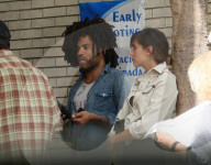 EXKLUSIV - Lenny Kravitz geht mit seiner neuen Freundin ins Wahllokal in Miami Beach